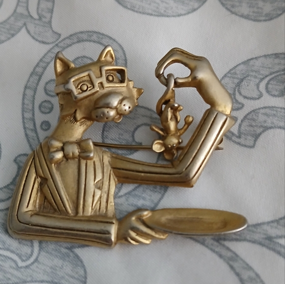 Aje Jewelry - Vintage cat dangling mouse broach